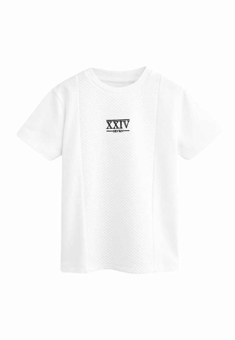 Hvid bomulds T-shirt med korte ærmer, med en tekstureret sidepanel og sort trykt tekst "XXIV SEVEN" på brystet.