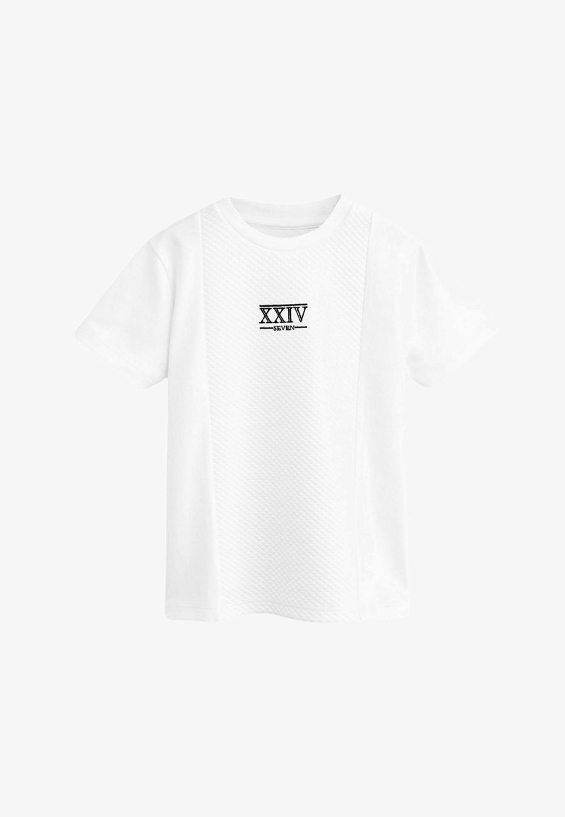 Hvid bomulds T-shirt med korte ærmer, med en tekstureret sidepanel og sort trykt tekst "XXIV SEVEN" på brystet.