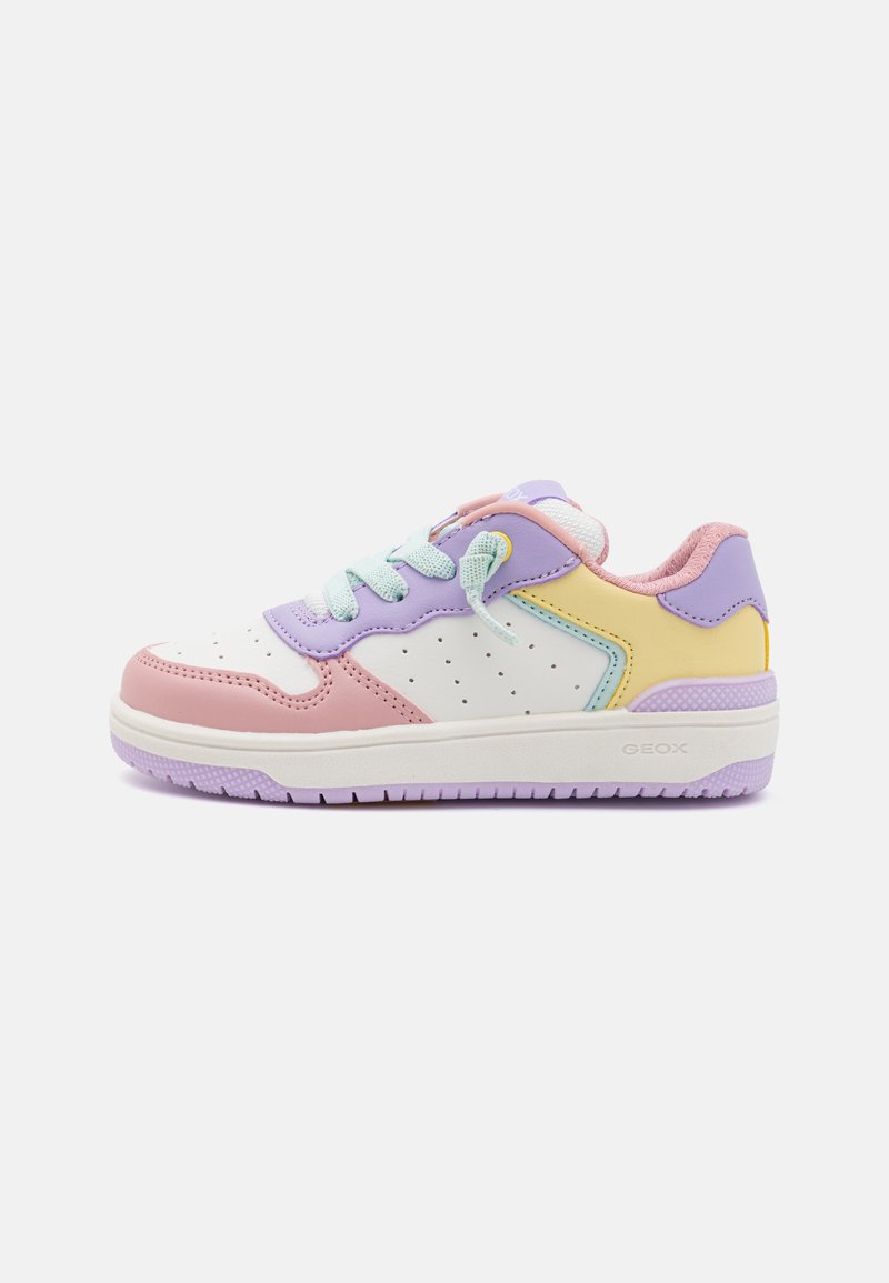 Krāsains sneakers baltā, rozā, gaiši zilā, dzeltenā un purpura krāsā. Iekļauj perforētas sānu daļas, teksturētas virsmas un gumijas zoli ar saķeri.