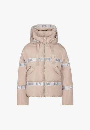 Beige gewatteerde jas met capuchon, ritssluiting aan de voorkant, twee zijzakken en witte banden met de tekst "BIZUU" over de borst, mouwen en zoom.