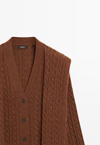 Hnědý pletený cardigan s kabelovým vzorem, ve výstřihu do V a s pěti černými knoflíky, který se vyznačuje měkkou texturou a otevřeným předním designem.