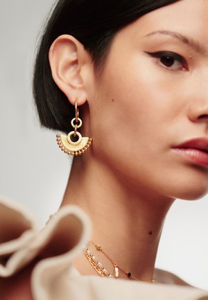 Missoma ZENYU CHANDELIER SMALL HOOP EARRINGS - Pendientes - gold-colured