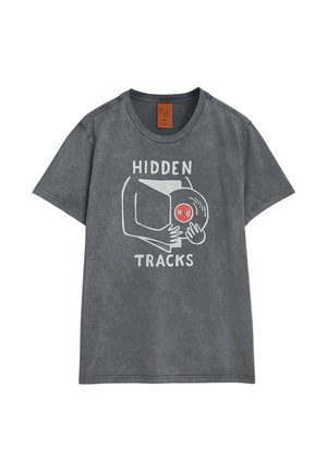 Camiseta gris de algodón con cuello redondo, con un gráfico de manos sosteniendo un disco y el texto "HIDDEN TRACKS" en blanco.