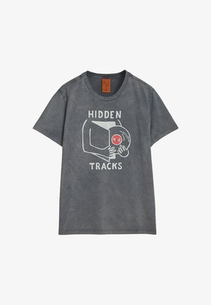 Camiseta gris de algodón con cuello redondo, con un gráfico de manos sosteniendo un disco y el texto "HIDDEN TRACKS" en blanco.