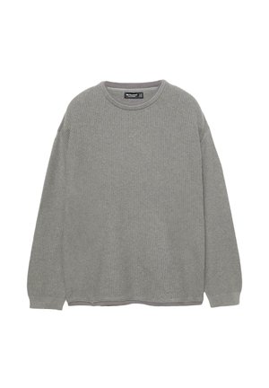 Pulover gri deschis cu model în relief, cu mâneci lungi, guler rotund și un material texturat. Prezintă o margine dreaptă și o marcă minimă pe interior.