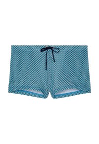 Blå badeshorts med sort og lyseblåt sekskantet mønster og sort snøre på hvid baggrund.