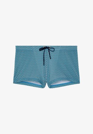 Blå badeshorts med sort og lyseblåt sekskantet mønster og sort snøre på hvid baggrund.