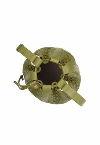Borsa a secchiello intrecciata verde con parte superiore e spallacci in pelle liscia. Presenta una forma rotonda, un'apertura bloccata e dettagli metallici.
