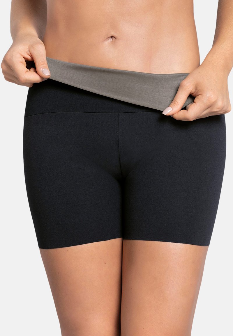 Zwarte rekshorts met een brede, soepele grijze tailleband. De stof lijkt zacht en naadloos te zijn, wat zorgt voor een comfortabele pasvorm.