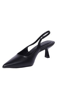 Tacchi slingback in pelle nera con punta affilata, tacco a blocco piccolo e design a ritaglio curvo su entrambi i lati. Texture liscia.
