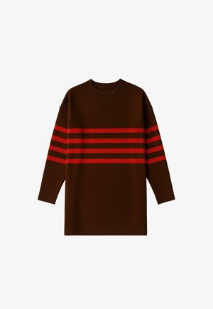 Maglione a maniche lunghe marrone in maglia con colletto a girocollo, caratterizzato da quattro strisce rosse orizzontali su petto e maniche.