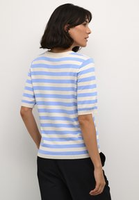 Stripet kortærmet trøje lavet af let stof, med blå og cremehorisontale striber, rund halsudskæring og ribbede kanter.