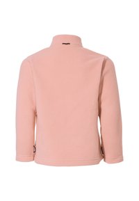 Chaqueta de forro polar rosa claro con un cuello alto, mangas largas y una textura suave; presenta cortes laterales y un pequeño detalle de logo negro en la parte posterior.