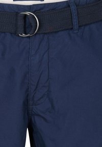 Marineblauwe shorts gemaakt van lichtgewicht stof, met een geweven riem met een metalen D-ring gespsluiting en subtiele textuurdetails.