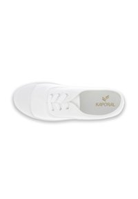 Sneaker bianco in tela con punta tonda, sei occhielli e suola in gomma. Presenta un logo sulla soletta e una tomaia testurizzata.