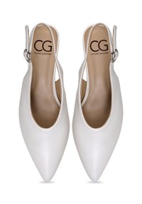 Scarpe con tacco slingback bianche in pelle con punta affilata, caratterizzate da un retro aperto e un dettaglio con fibbia in argento per una chiusura sicura. Texture liscia.