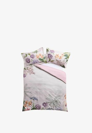 Doppelbett mit rosa floraler Bettwäsche und passenden Kissen mit lila, orangefarbenen und grünen botanischen Designs auf hellem Hintergrund.