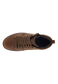 Zapatilla de cuero marrón con superficie texturizada, presenta un diseño de cordones marrones, un interior suave y una cremallera lateral para facilitar el uso.
