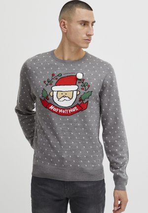 Grå strikket sweater med et juleskæg design featuring et julemandsansigt med rød hat, hvid skæg og "Ho! Ho! Ho!" tekst. Små hvide hjerte mønstre over det hele.