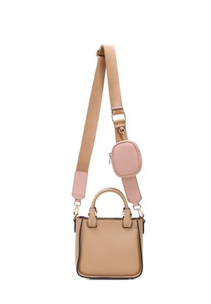 Beżowa torebka z krótkimi uchwytami i szerokim beżowym paskiem z małą dołączoną różową saszetką na zamek.