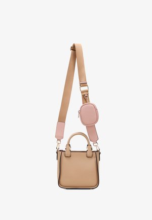 Bolso beige con asas cortas y una amplia correa beige que incluye un pequeño bolso rosa con cremallera.