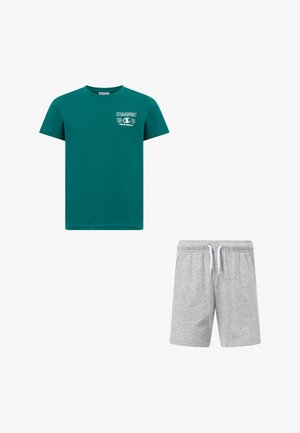 Krótka koszulka Champion w kolorze morskim z logo oraz szare szorty z troczkiem, zestaw casualowego stroju sportowego.