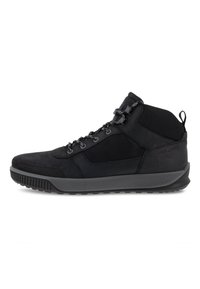 Sneakers neri alti realizzati in camoscio e rete, con suola in gomma testurizzata, lacci rotondi e una linguetta sul tallone per facilitarne l'indossamento.