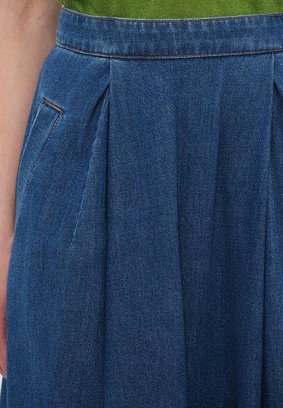 Denim rok met plooien en zijzakken, in een donkerblauwe kleur, lichte stiksels en een gladde textuur. Geen zichtbare merknaam of versieringen.