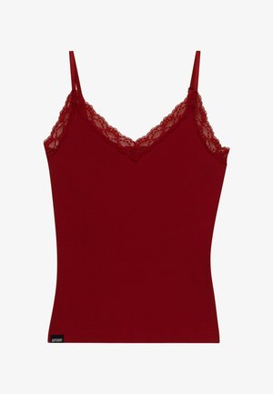 Camisole rouge côtelée avec bordure en dentelle le long du décolleté en V et bretelles fines réglables, avec une petite étiquette de marque à l'ourlet.