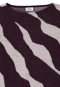 Sweter dzianinowy z faluącym wzorem w kolorze bordowym i beżowym, okrągłym dekoltem oraz miękkim, teksturowanym wykończeniem z metką "CECIL".