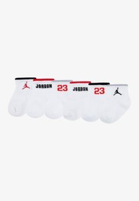 Valged puuvillased pahkluu sokid kuuekomplektis, millel on mustad ja punased aktsendid, tekst "JORDAN" ja "23", ning Jumpmani logo.