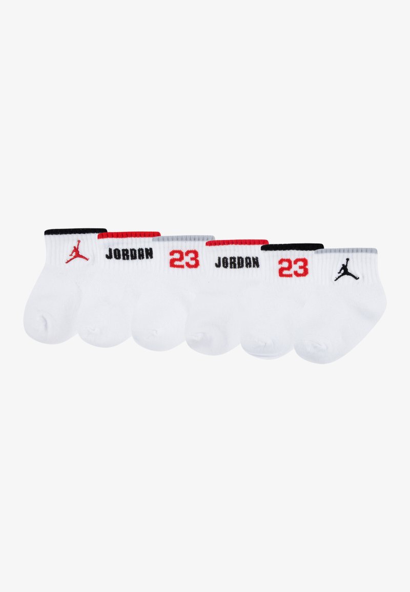 Valged puuvillased pahkluu sokid kuuekomplektis, millel on mustad ja punased aktsendid, tekst "JORDAN" ja "23", ning Jumpmani logo.