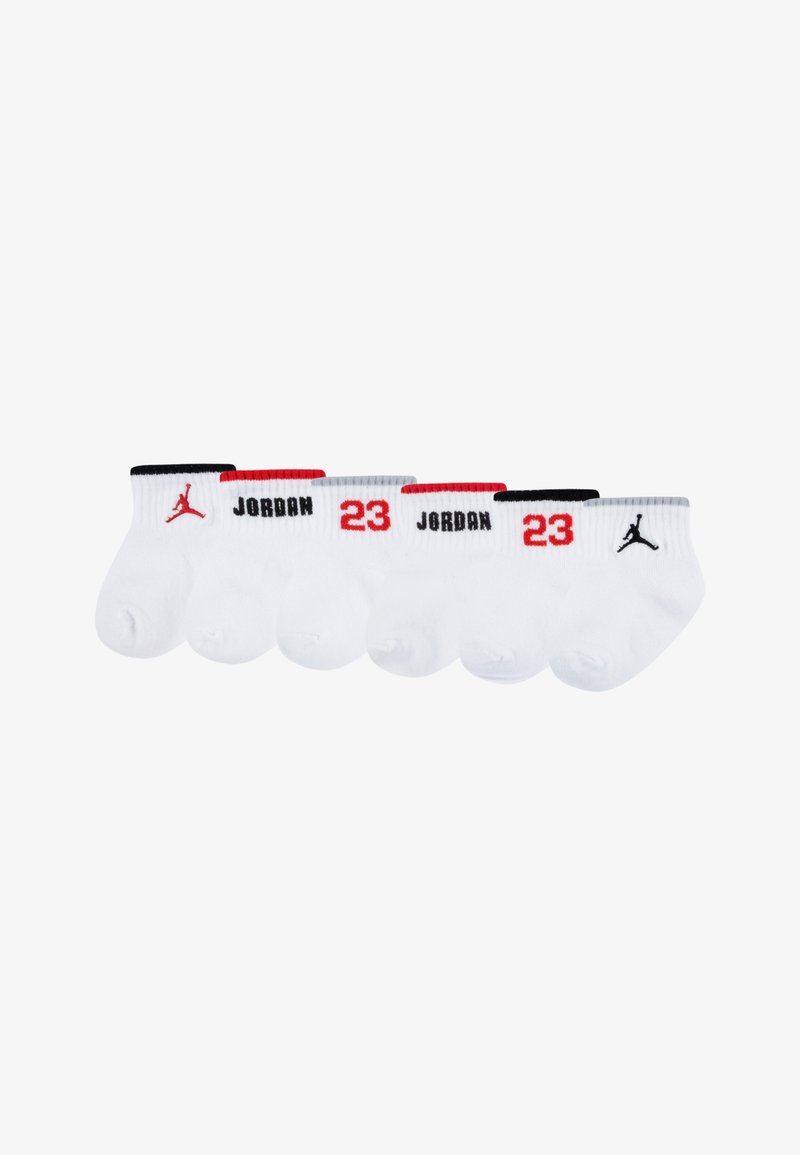 Calcetines de algodón blancos hasta el tobillo en un conjunto de seis, con acentos en negro y rojo, texto "JORDAN" y "23", y el logo Jumpman.