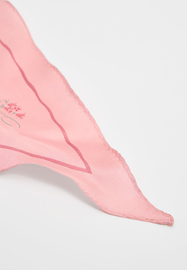 Seidenschal in Hellrosa mit einem dunkleren Rosarand und gesticktem floralen Design, mit einer spitzen Spitze und glatter Textur.