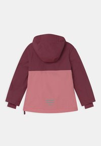 Zweifarbige wasserdichte Jacke mit Kapuze, langen Ärmeln und reflektierenden Streifen im unteren Rückenbereich, von hinten gezeigt.