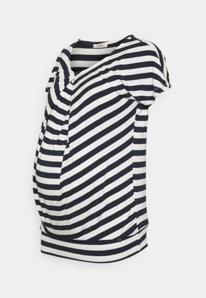 T-shirt de maternidade riscada com mangas curtas, apresentando riscas horizontais em azul marinho e branco, tecido macio e detalhes franzidos nas laterais.