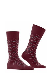 Bordowe skarpetki bawełniane z wzorem w diamenty, na którym znajdują się małe samochodziki w kolorze zielonym i białym. Żebrowana górna część dla dodatkowej tekstury.