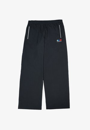 Zwarte casual broek met elastische tailleband, zijzakken met witte bies en een klein rood, blauw en wit logo op de rechterheup.