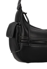Fekete bőrből készült válltáska, amely kontrasztos fehér varrással, cipzáras zsebbel és egy fedeles zsebbel rendelkezik az oldalon. Ívelt kialakítás.