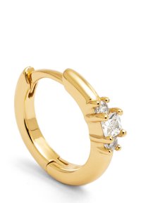 Pendiente de aro dorado con tres piedras transparentes y brillantes engastadas en un diseño de garras. Superficie lisa y pulida con forma redonda.