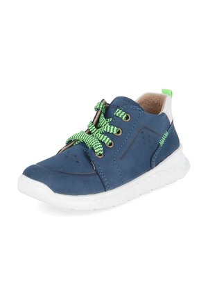 Niebieski dziecięcy sneaker z neonowozielonymi sznurowadłami, białą podeszwą i beżowym, wyściełanym kołnierzem, pokazany pod kątem na białym tle.