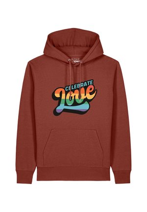 Rostrot-kapuzensweatshirt mit Fronttasche und farbigem "Celebrate Love" Schriftzug im Regenbogenverlauf auf der Brust.