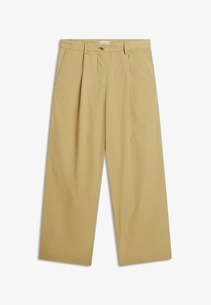 Beige weite Hosen mit Bügelfalten vorne, Seitentaschen, Gürtelschlaufen und Knopfverschluss in der Taille.