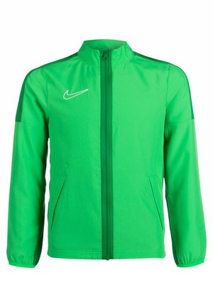 Giacca atletica verde con colletto alto, zip frontale completa, tasche laterali e strisce nere a contrasto lungo le spalle.