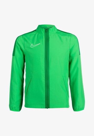 Giacca atletica verde con colletto alto, zip frontale completa, tasche laterali e strisce nere a contrasto lungo le spalle.