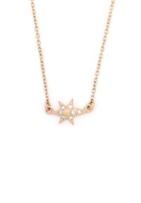 Collier doré avec un pendentif en forme d'étoile, possédant une surface texturée et des strass transparents. Design à maillons de chaîne avec un éclat subtil.