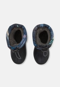 Botas negras impermeables con interior forrado de piel, que cuentan con un puño de textil estampado colorido y un ajuste regulable en la parte superior.