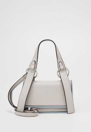 Petit sac à main gris clair avec double bretelles, anneaux argentés fixant les bretelles et une bandoulière amovible sur fond blanc.