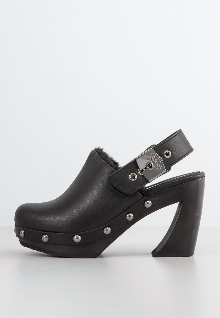 Schwarze Lederclogs mit Riemen hinten, geschwungenem hohen Absatz, Kunstfellfutter, Metallelementen entlang der Vorderseite und einem silbernen Schnallen-Detail.