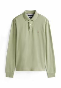 Polo de manga larga en algodón verde claro, con un cierre de tres botones, puños acanalados y un pequeño logotipo en el lado izquierdo del pecho.